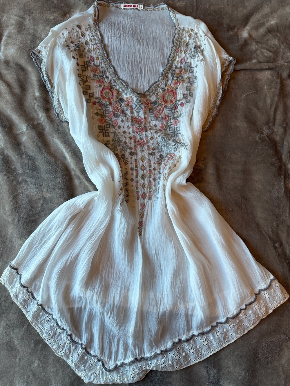 Johnny Was Boho White Embroidered V-Neck Short Sleeve Top